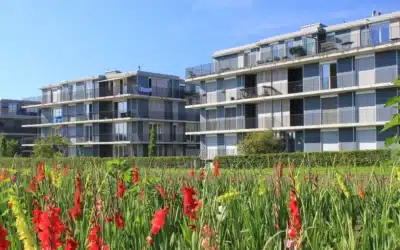 Devenir promoteur immobilier en Suisse quand on vient de l’étranger : Lex Koller, vente sur plan, garanties et TVA